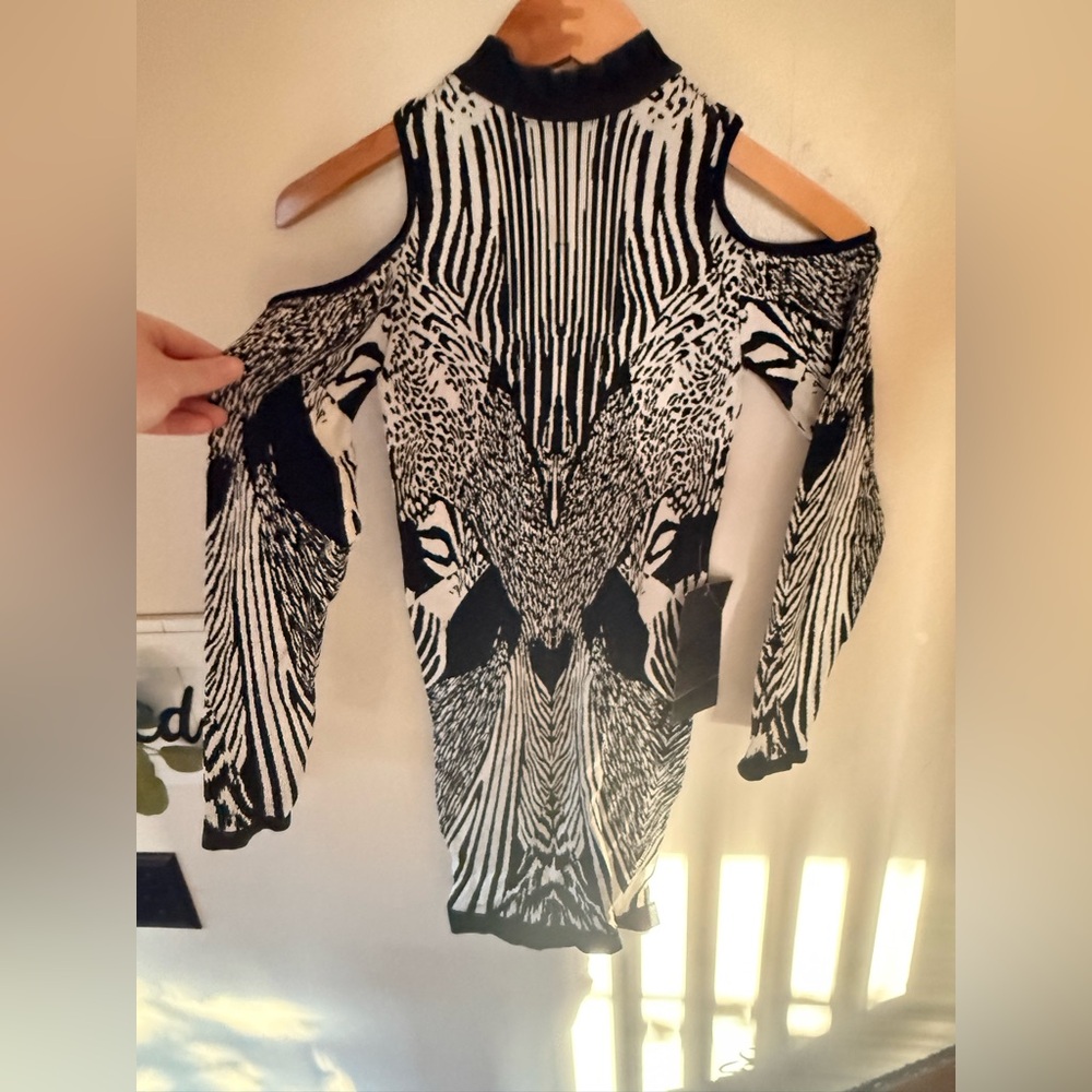 bebe Black and White Patterned Cold Shoulder Dres… - image 6